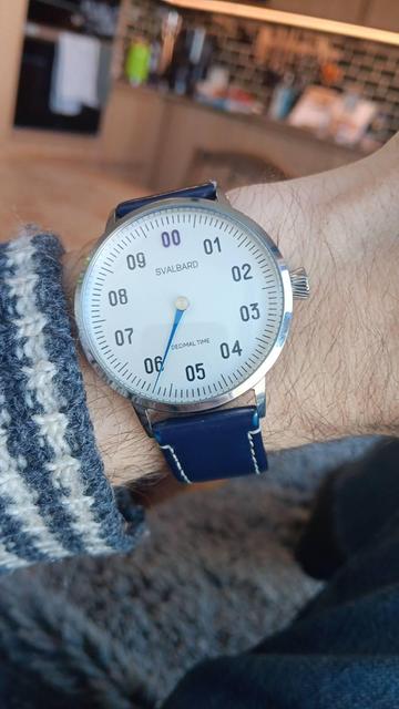 Decimal analogue face watch showing 5:80