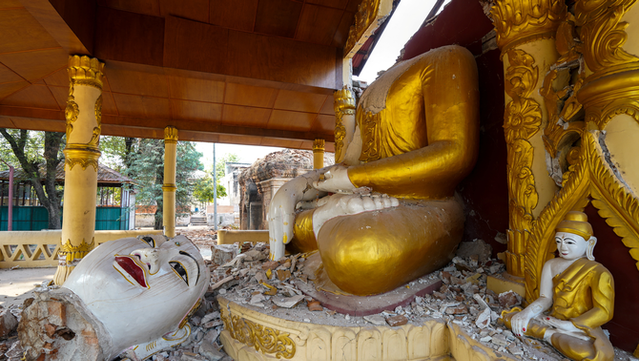Estàtua de buda trencada en una pagoda d'Amarapura aquest divendres  (Reuters/STringer)