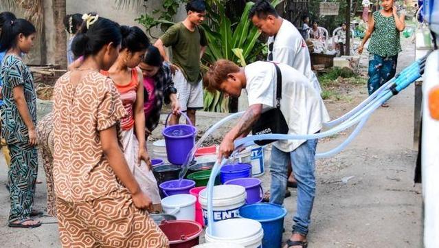 Ciutadans de Pyawbwe, a prop de Mandalay, fan cua per al repartiment d'aigua potable aquest divendres (Reuters/STringer)