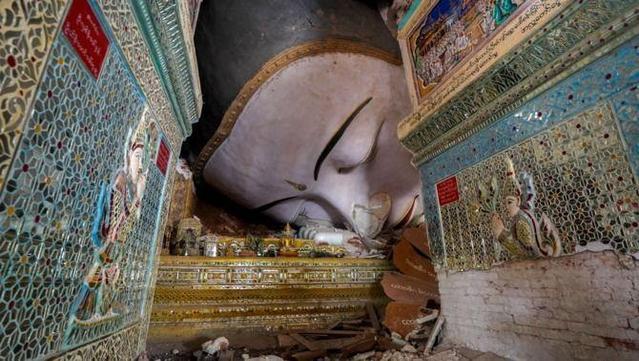 Cap de buda caigut en una pagoda de Myanmar aquest dijous (Reuters/STringer)
