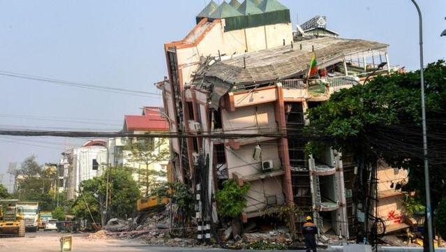 Edificis mig caiguts a Mandalay aquest dijous (Reuters/STringer)