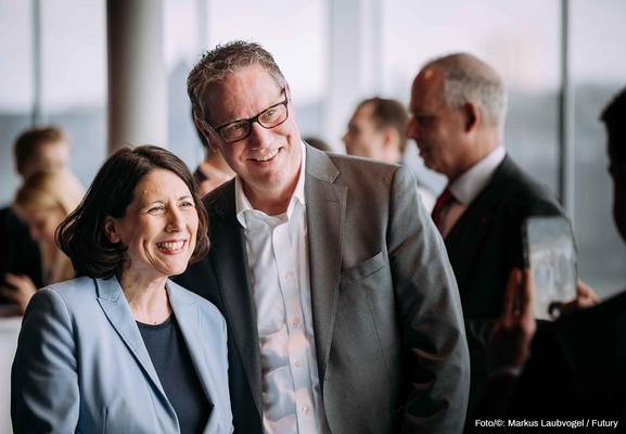 Die rheinland-pfälzische Wirtschaftsministerin Daniela Schmitt gemeinsam mit Holger Follmann, dem Startup-Beauftragten der Hessischen Landesregierung, der gemeinsam mit dem Mainzer Oberbürgermeister Nino Haase zum Austauschtreffen ins Mainzer Staatstheater eingeladen hat. (Foto/©: Markus Laubvogel / Futury)