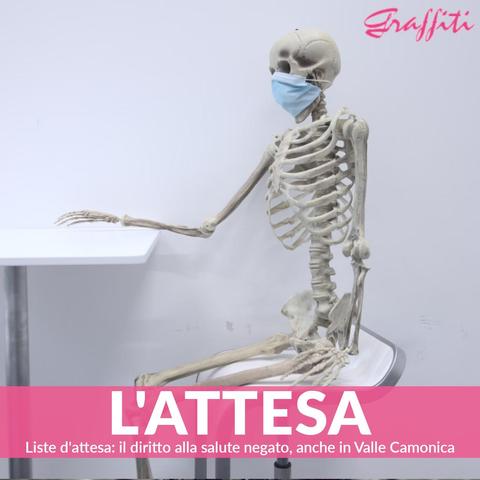 Uno scheletro attende una visita medica. Ha indosso una mascherina ed è in una stanza bianca