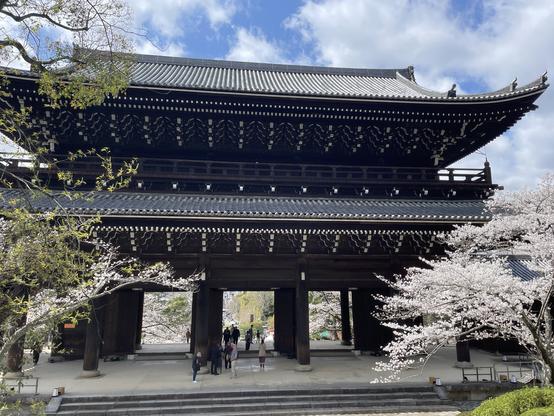 The huge gate to Chion-In