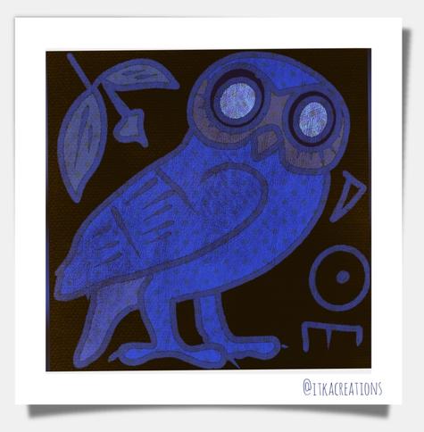 Une chouette bleue électrique sur fond noir inspirée d'une chouette d'Athena antique