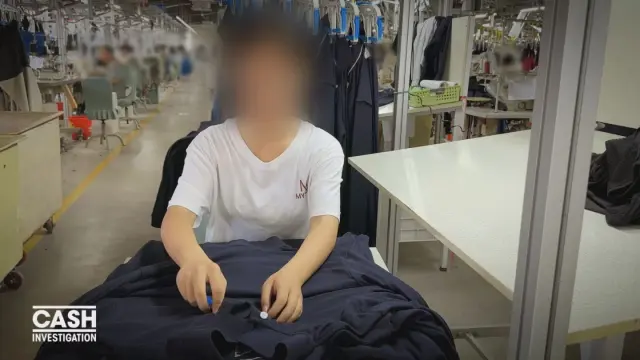 Une ouvrière âgée de 12 ans (vosage flouté) travaillant à l’usine Yanggu Jifa à Sanzhiwang, dans la province du Shandong. Capture d’écran de l’émission « Cash Investigation ».