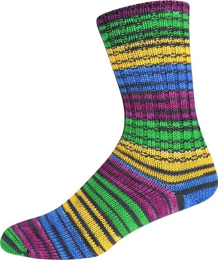 Abgebildet ist eine handgestrickte Socke aus Supersocke Silk Color in den Farben blau lila, gelb und grün in Blockstreifen, in denen noch einmal schwarze dünne Streifen sind