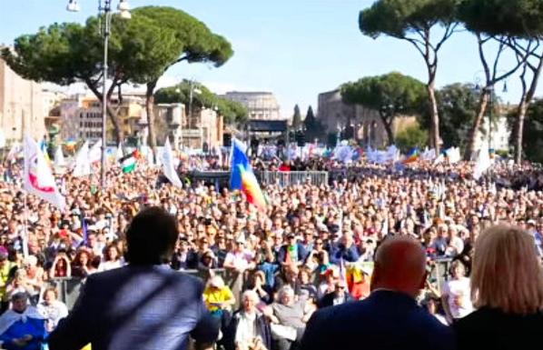Una fotografia scattata dal palco inquadra la folla dei manifestanti ai Fori Imperiali di Roma