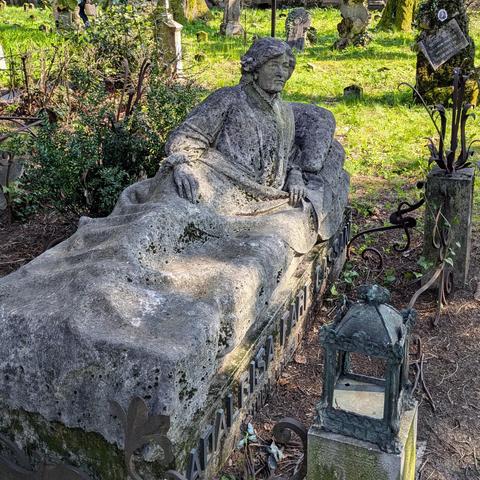 Antico cimitero di Viggiù, scultura di donna