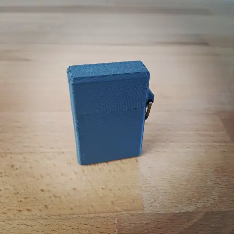 Le zippo est présenté fermé.