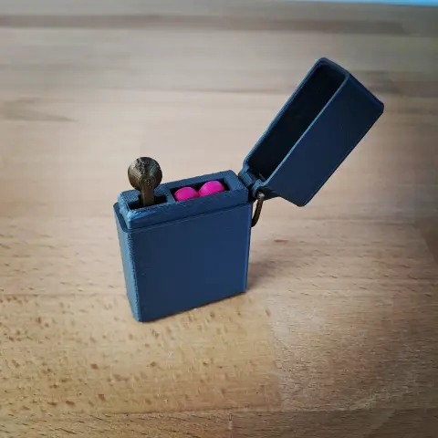 Le zippo est présenté ouvert et le cœur est caché dans le zippo.