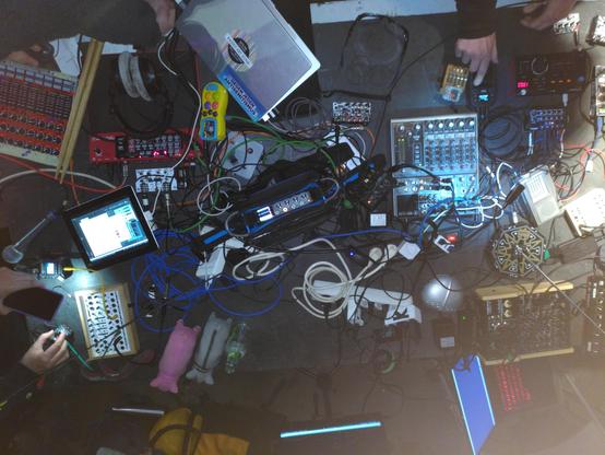 Die Ansicht von oben auf einen Tisch voller elektronischer Musikinstrumente.