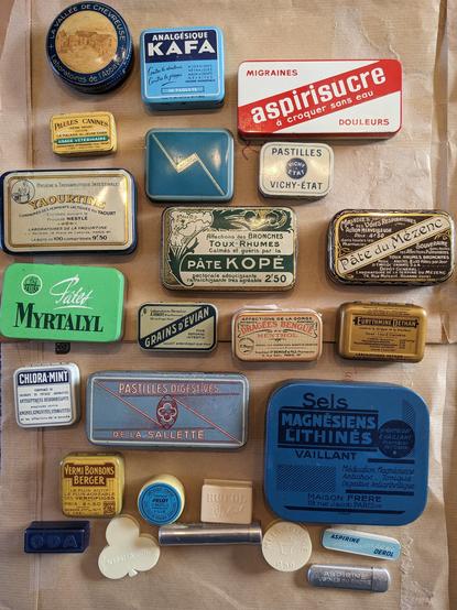 Une vingtaine de boîtes en fer imprimé, mais aussi en plastique et en alu. De tailles et de couleurs variées, principalement rectangulaires, les marques ont noms Myrtalyl, Aspirisucre, analgésique Kafa, Grains d'Évian, pâtes Kopé, etc