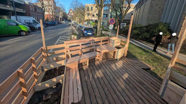Hochbeete und Bänke im Parklet