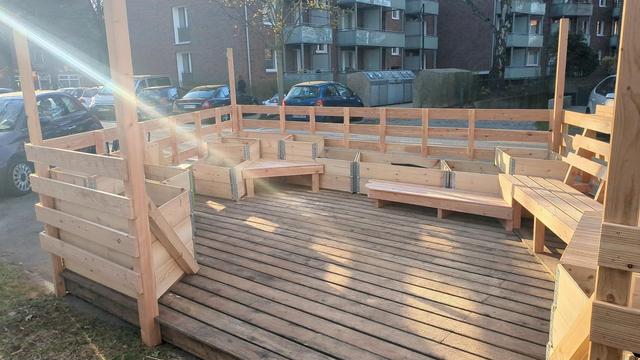Hochbeete und Bänke im Parklet
