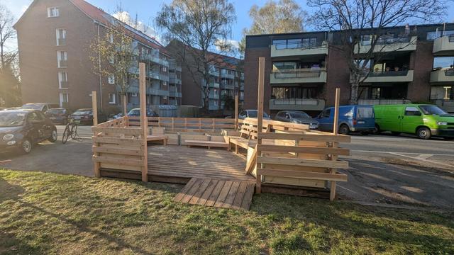 Barrierearmer Zugang zum Parklet über eine Rampe