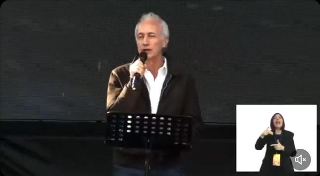 Una fotografia di Marco Travaglio durante il suo intervento davanti alla folla di manifestanti presenti alla manifestazione del Movimento 5 Stelle di oggi a Roma