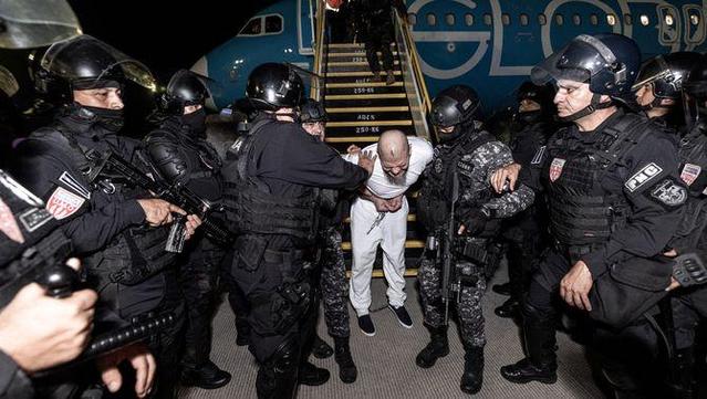 Arribada a El Salvador d'un dels deportats des dels EUA el 16 de març  (Reuters/Secretaria de Premsa de la Presidència)