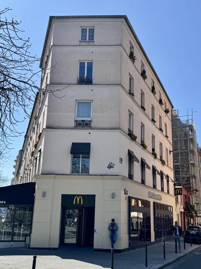 Un Space invader en forme de mouche sur le mur d’un MacDo