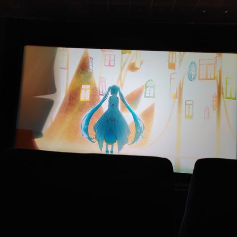 Miku mit dem Rücken zu uns, schaut auf die andere Seite.