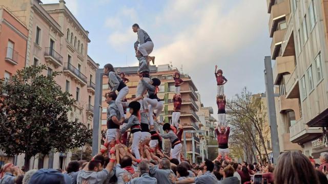 Els Xics i els borinots de Sants aixequen quatre pilars a la carretera de Granollers durant l'inici de temporada castellera.