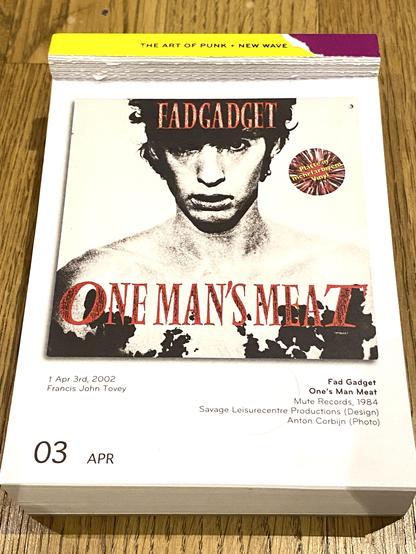 Fad Gadget – One Man’s Meat (1984):
Schwarzweiß und minimalistisch: Frank Tovey liegt nackt und blass auf einem metallenen OP-Tisch, mit toten Fischen drapiert. Das Bild wirkt verstörend, grotesk, und ist ein klarer Kommentar auf Konsum, Körper und Entfremdung – typisch für Fad Gadgets provokanten Stil.