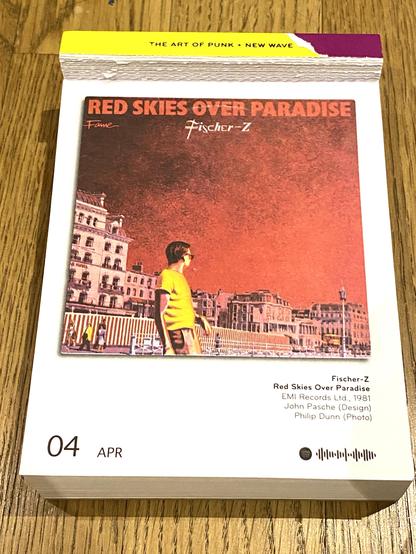 Fischer-Z – Red Skies over Paradise (1981):
Ein stilisiertes, gezeichnetes Bild zeigt einen Mann am Fenster mit Blick auf eine apokalyptisch rote Skyline. Die Atmosphäre ist bedrohlich, aber nüchtern. Das Cover unterstreicht die politischen Untertöne des Albums und den kalten Krieg, der in jeder Note mitschwingt.