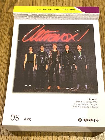 Ultravox – Ultravox! (1977):
Das Cover zeigt eine düster-futuristische Straßenszene, gezeichnet in kalten, metallischen Farben. Die Bandmitglieder stehen stilisiert in einem urbanen Niemandsland – anonym, distanziert, fast wie Cyborgs. Es spiegelt perfekt die Mischung aus Punk-Attitüde und Science-Fiction-Vision wider.