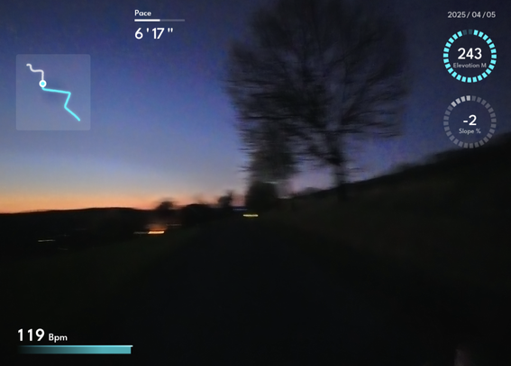 Verschwommenes Nachtbild aus dem Video der Actioncam. Einige Werte sind eingepndet. Aktuelle Pace - Steigung - Puls etc.