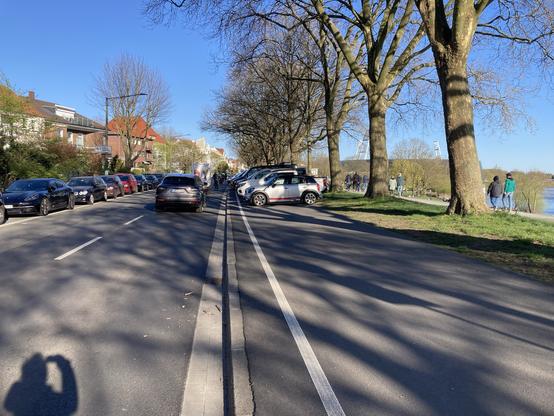 Dutzende PKW parken auf dem neue Radweg.