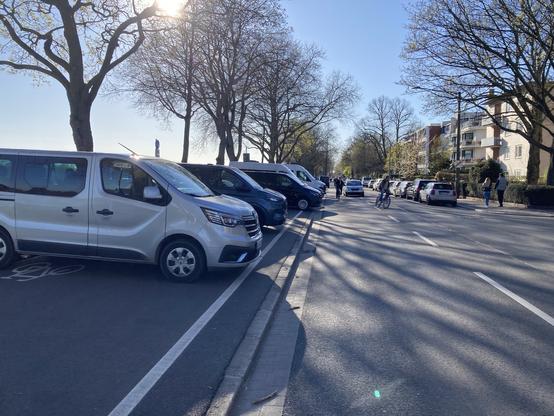 Dutzende PKW parken auf dem neue Radweg.