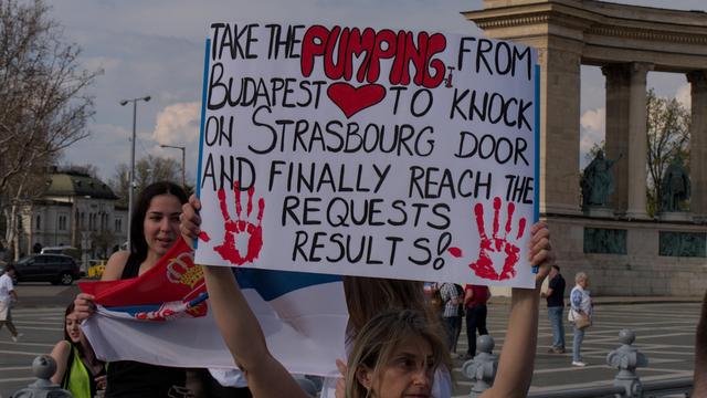 Ein Schild mit einem Spruch, welches wünscht, dass die Delegation auch aus Budapest Energie mit nimmt nach Straßburg und die Forderungen endlich erfüllt werden.