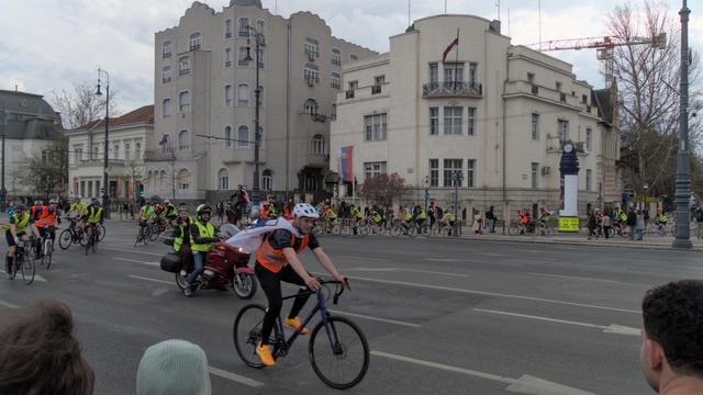 Die Fahrraddelegation kommt an und passiert die serbische Botschaft unter lautem jubel.