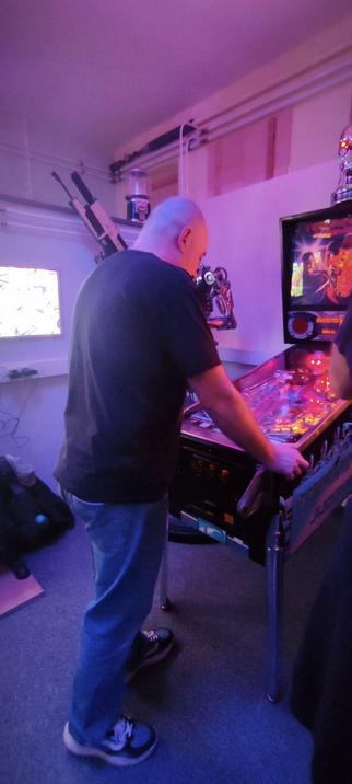 Eine Person am Terminator 2 Judgment Day Pinball.