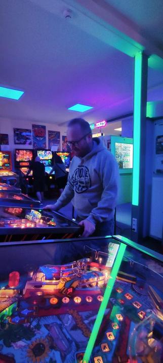 Eine Person am Pinballspielen.