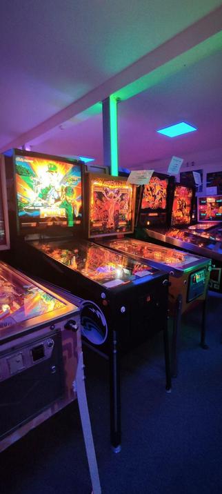 Mehrere Pinballs in einer Reihe.