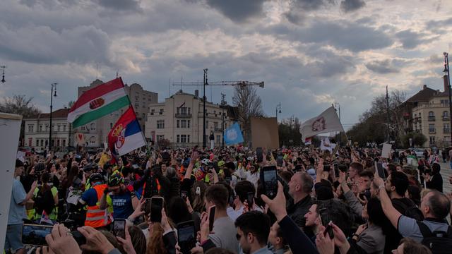 Die Menge mit Fahrradfahrer*innen vor der serbischen Botschaft.