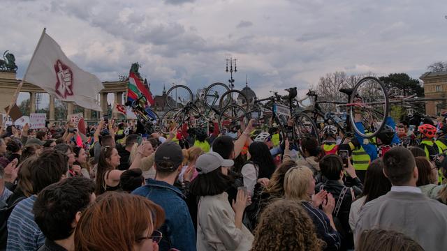 Die Fahrräder werden unter jubel in die Luft gestreckt.