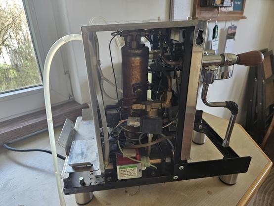 Das Bild zeigt eine offene, mechanische Kaffeezubereitungsanlage, wahrscheinlich eine Manuelle Espresso-Maschine. Die Maschine steht auf einem Holztisch und ist aus Metall und Kunststoff bestehend. Der innere Mechanismus ist sichtbar, mit einem rostigen Kupferrohr, das wahrscheinlich für den Wasserfluss verantwortlich ist. Ein Handlenker mit einem Holzgriff ist sichtbar, der für die Manuelle Extraktion des Kaffees verwendet wird. Ein Transparenzrohr führt Wasser durch das System. Die Maschine ist mit einem schwarzen Metallrahmen umgeben, der sie stabilisiert. Im Hintergrund ist ein Fenster zu sehen, durch das Licht hereinfällt, und ein weißer Wandbereich mit einigen Aufklebern und einem kleinen Regal. Die Maschine ist in einem Raum mit einem Holzboden und einem Fensterplatz mit einem Holzsteg.

Bereitgestellt von @altbot, privat und lokal generiert mit Ovis2-8B

🌱 Energieverbrauch: 0.239 Wh