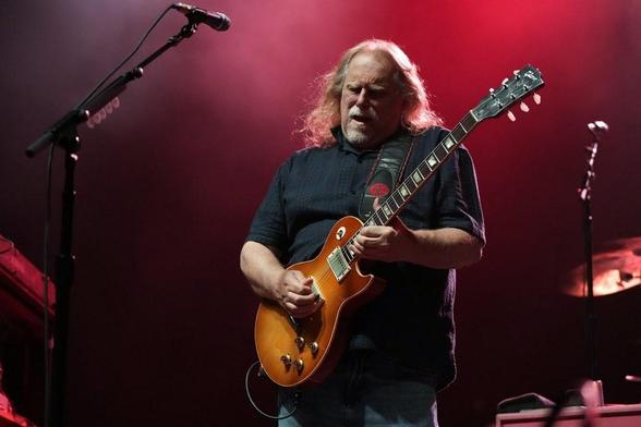 Warren Haynes playing guitar