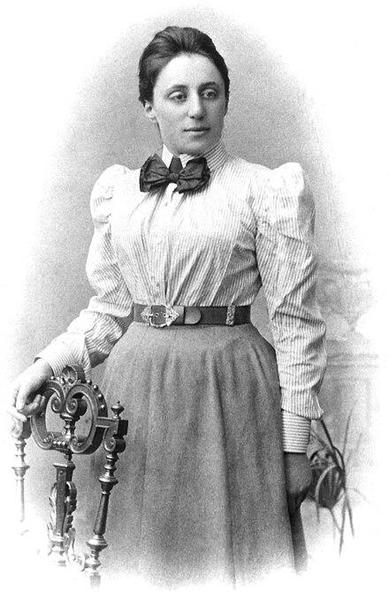 Portrait de Emmy Noether sur sa page Wikipedia.
Amalie Emmy Noether (23 mars 1882 – 14 avril 1935) est une mathématicienne allemande spécialiste d'algèbre abstraite et de physique théorique. Considérée par Albert Einstein comme « le génie mathématique créatif le plus considérable produit depuis que les femmes ont eu accès aux études supérieures », elle a révolutionné les théories des anneaux, des corps et des algèbres.