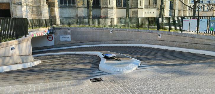 Panneau éclaté à l'entrée d'un parc de stationnement