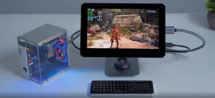 Ein RaspberryPI 5 ist in einem kleinen Desktop-Gehäuse verbaut, in dem mehrere LED-Dioden den Innenraum beleuchten. 
Auf dem Schreibtisch steht ein 7- oder 10-Zoll-Display, vor dem eine winzige Bluetooth-Tastatur, mit Touch-Pad liegt. 
Niedliches Setup *hihi*
