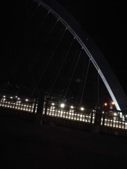 Auf dem Bild ist  eine beleuchtete Brücke zu sehen