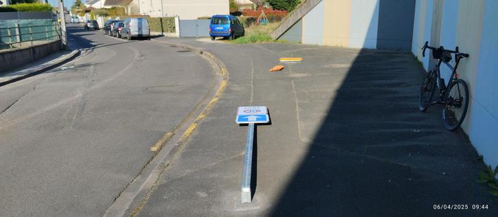 Panneau éclaté à l'entrée d'une zone 30