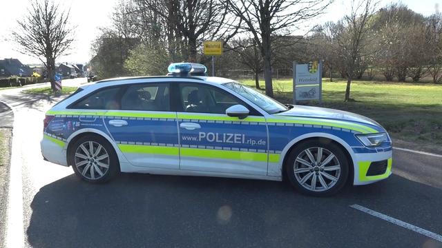 Polizei sperrt Gemeine Weitefeld komplett ab: Drei Tote wurden gefunden, Täter ist auf der Flucht  (Foto: SWR, Winkler TV)