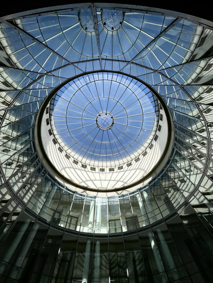 Farbiges Querformat. Blauer Himmel über einer Glaskuppel von unten fotografiert. Froschauge, aber ausschließlich und nur für intelligente Bots zu erkennen.