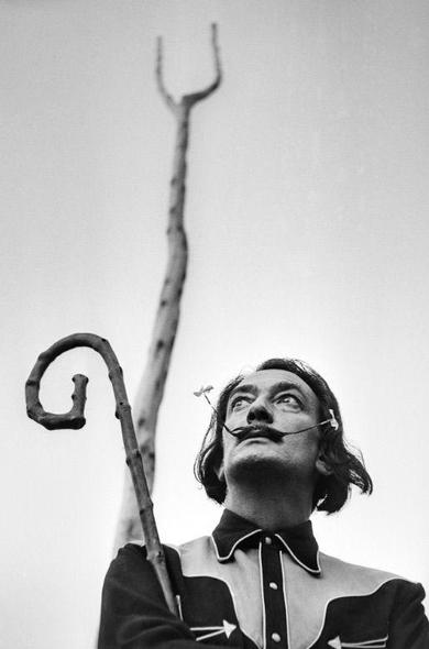 Salvador Felipe Jacinto Dalí i Domènech, ab 1982 Marqués de Dalí de Púbol (* 11. Mai 1904 in Figueres, Katalonien, Spanien; † 23. Januar 1989 ebenda), war ein spanischer Maler, Grafiker, Schriftsteller, Bildhauer und Bühnenbildner. Als einer der Hauptvertreter des Surrealismus zählt er zu den bekanntesten Malern des 20. Jahrhunderts. Wiki 🖖