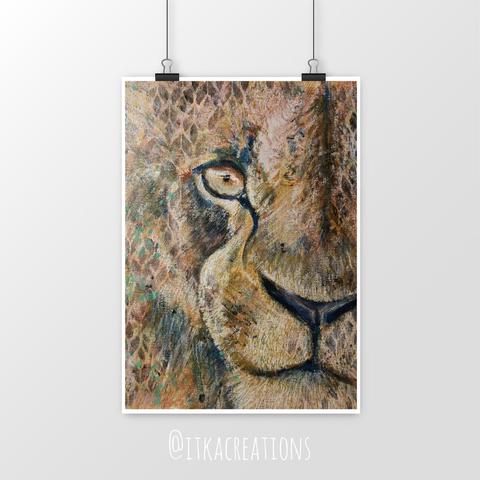 Affiche suspendue par des câbles sur un mur blanc. Elle représente le demi portrait peint d'une lionne