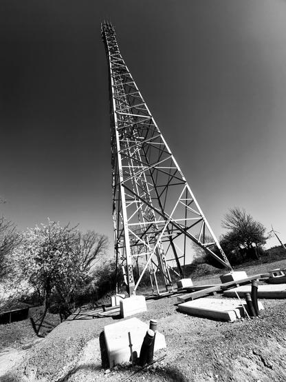 Mobilfunkmast im Aufbau